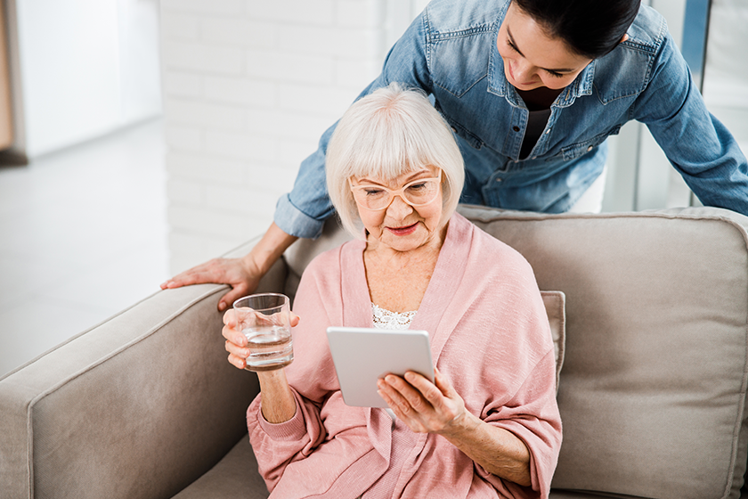 Old lady watching video on digital tablet with granddaughter — Photo